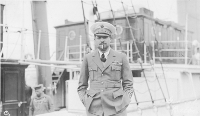 Il generale Balbo davanti alla nave Alice, Shoal Harbour, luglio/agosto 1933.